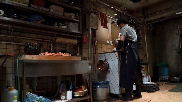 韩国犯罪片：医生怀疑楼下的屠夫是杀人犯，却不知道自己才是凶手
