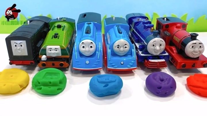 很多的托马斯小火车啊,让我们用粘土为托马斯制作面具吧