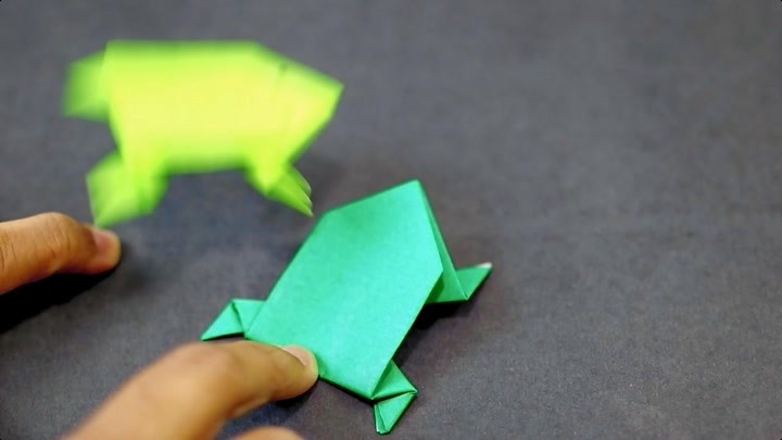 80后经典的折纸青蛙,你还记得怎么折吗?折一个给孩子们玩吧!