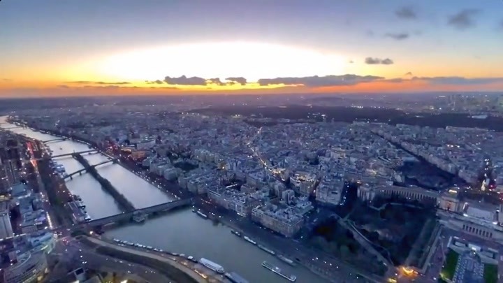 从巴黎铁塔的最顶端看世界会是什么感觉呢？ #巴黎##JC俊##旅游##巴黎铁塔
