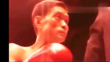 铁人周比利49岁战泰拳王阿卡伦，对手下跪致敬，拳坛告别赛！