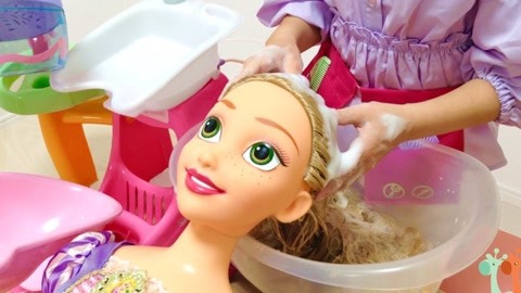 儿童玩具给芭比公主洗头发吹头发