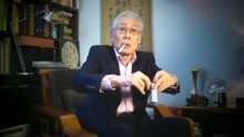 国家一级演员焦晃接受记者采访，给大家分烟很有亲和力