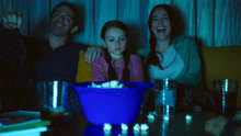 《鬼作秀》：一家看电影女孩却心不在焉，全因她的玩具在闹鬼！