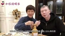 冯小刚与刘帆共餐，桌上的烟酒引网友热议，网友：是贫穷限制了想象！