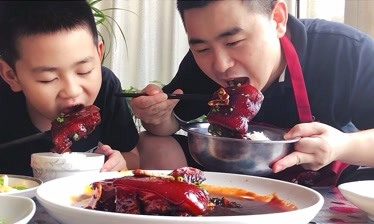 超小厨美食下雨天吃肉五花肉做东坡肉父子两人直接啃