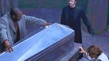 男子盗墓时发现棺材，以为自己捡到了宝藏，没想到却被吸血鬼吸干