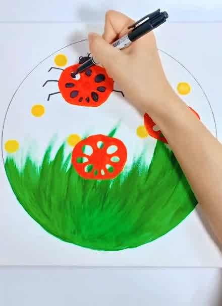 小宝宝看了都会画的,用莲藕也可以轻松画瓢虫