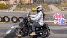 女生学摩托驾照，科目二半坡起步一点就通，绕桩单边桥也不赖