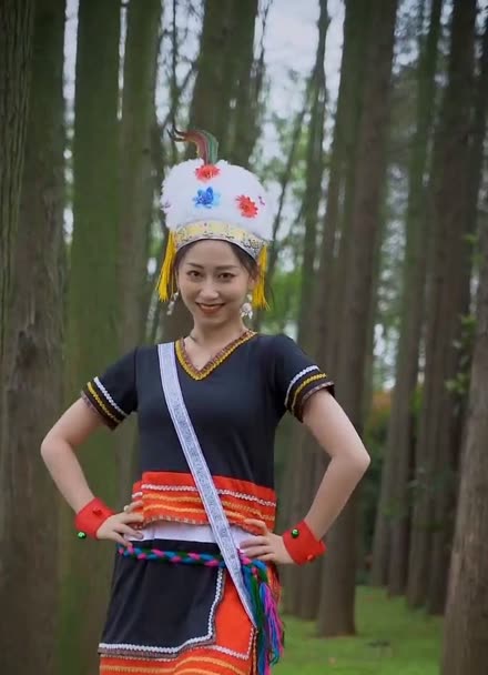 高山族美女服饰