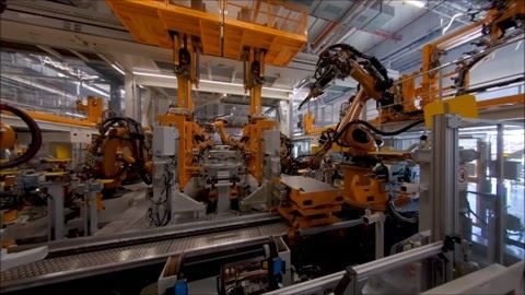 奥迪汽车制造工厂展示先进的全自动组装流水线