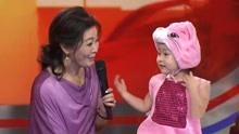 王小骞携3岁女儿首次登台，打招呼方式逗笑全场！王小骞谈家庭
