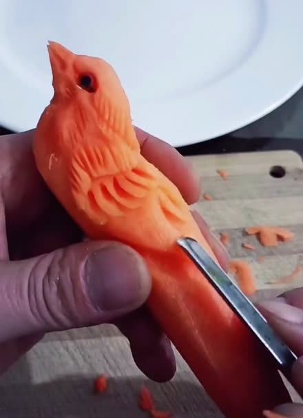 用胡萝卜,简单雕刻出小鸟儿,太逼真啦