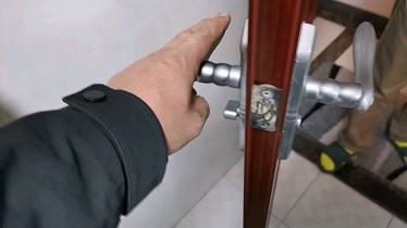 卫生间铝合金的门锁坏了房间木门跟这一样更换锁舌头