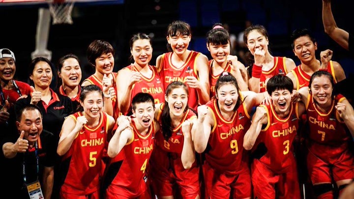 中国女篮预选赛首战：双塔碾压对手，“三个火枪手”全力出击！
