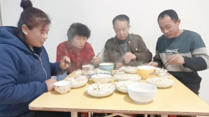 一家人在炕上围着干啥？酸菜猪肉的饺子包一锅，东子一人吃两盘？