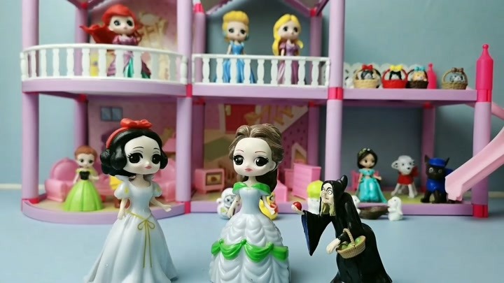 玩具动画：老巫婆要白雪和贝儿找糖果给她吃！