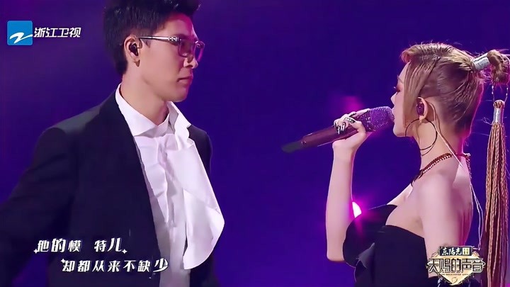 李紫婷、张赫宣演唱《大艺术家》，摇滚范超震撼，“神仙”组合