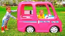 尼基兄弟：弗莱德和尼基开着粉红芭比小汽车，在室外假装去露营！