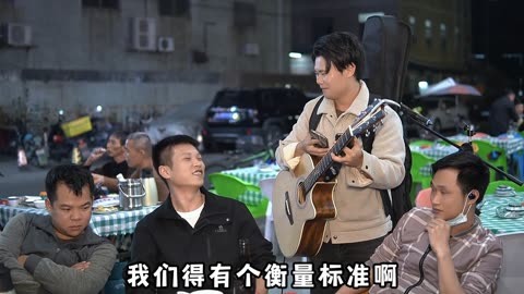 大勝歌歌賣唱被點歌《黃昏》,左邊大哥一定是曲中人