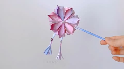 用折纸做一个漂亮的扇型仙女棒,做个大的夏天还可以当扇子用哦!